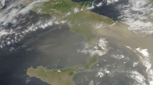 Le foto satellitari NASA della sabbia sul Sud Italia il 12 Maggio 2017